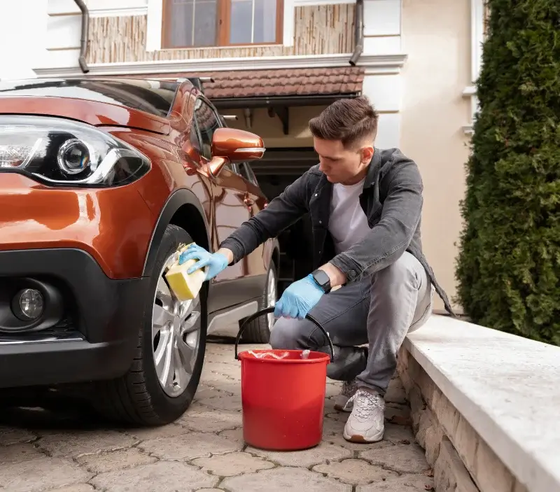 Lavage auto à domicile Escales : professionnel intervenant sur un véhicule